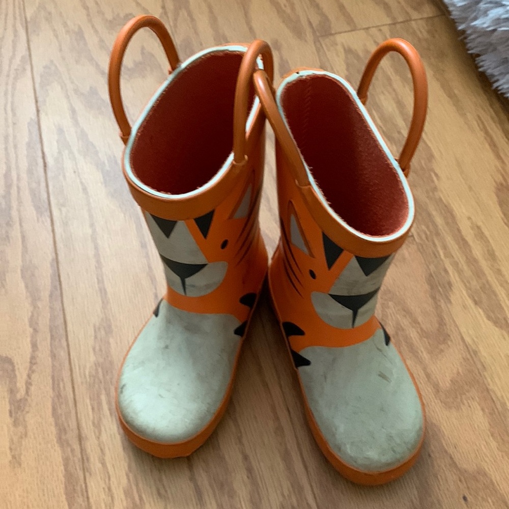 Cat & Jack size 6 rubber tiger boots